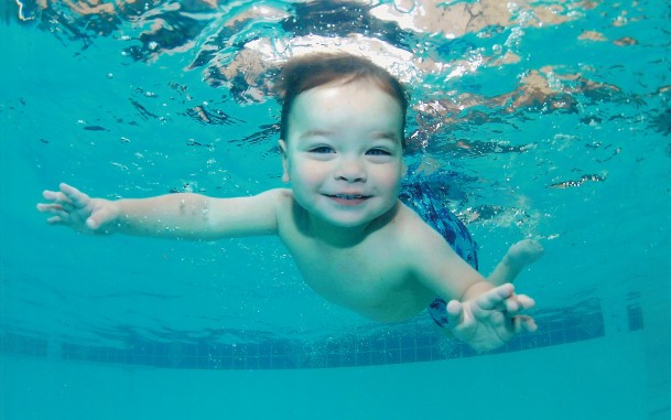 научить ребенка плавать